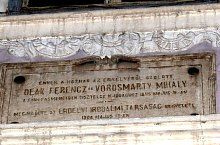 Kemény-ház, " Ennek a háznak az erkélyéről szólott Deák Ferenc és Vörösmarty Mihály a féklyásmenetben tisztelgő ifjusághoz 1845 május 18.án. Megjelölte az Erdélyi Irodalmi Társaság kegyelete 1908.május 17.-én. Pontosítás: az említettek 16-án jártak a házban, a ház elől szóltak az ifjusághoz, és a táblát 1903-ban helyezték el oda, Fotó: WR