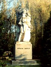 Brad, Avram Iancu statue