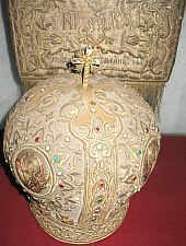 Múzeum, Püspöki süveg, XIX. sz. Ana Roth hímzése drágakövekkel díszítve, Fotó: pr. Mihail Nagy